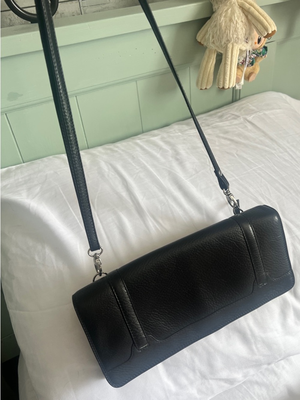 Classic Black Leather Shoulder Bag with Detachable Strap